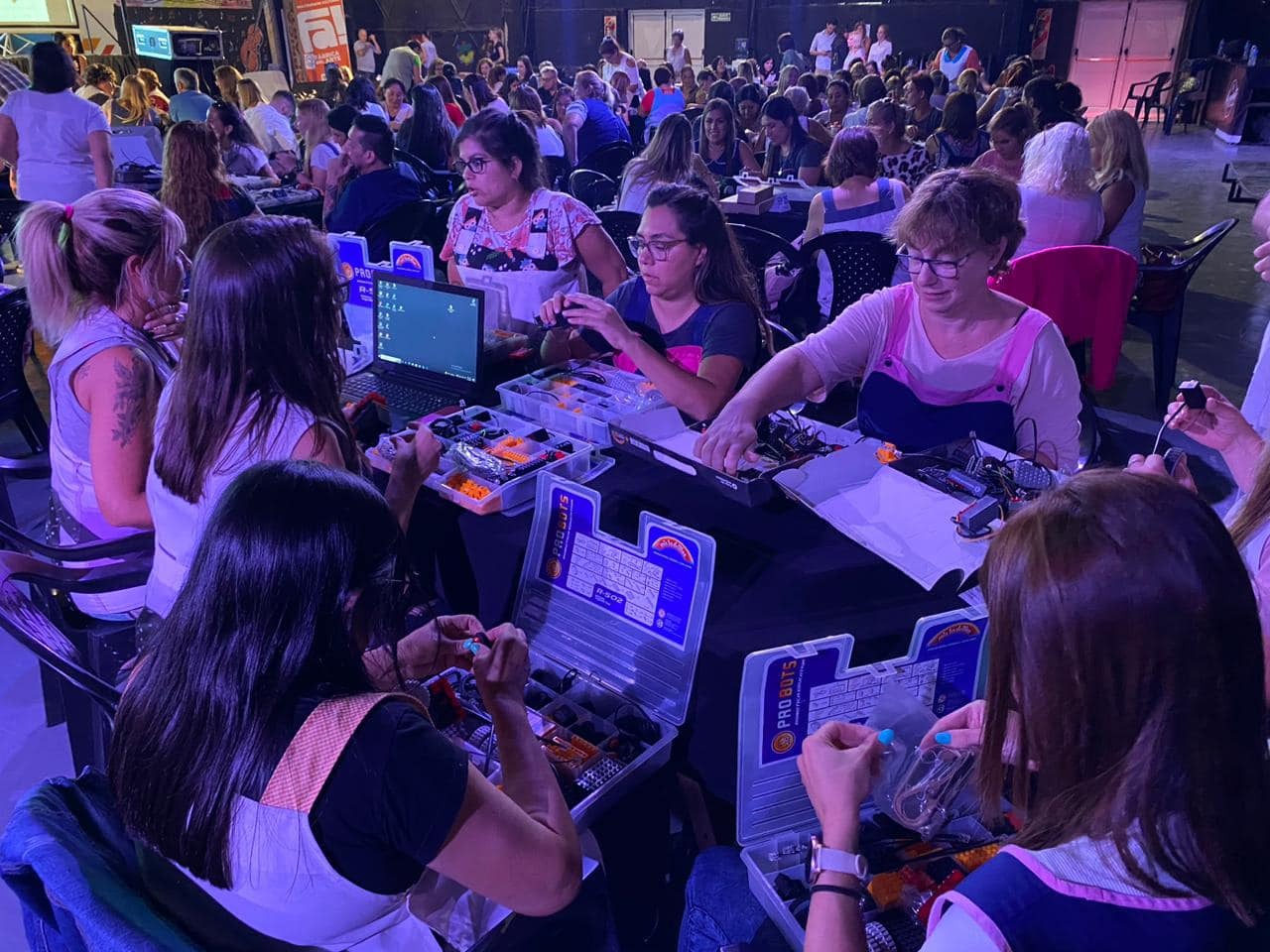 Docentes con kits de robótica – Diario Efecto
